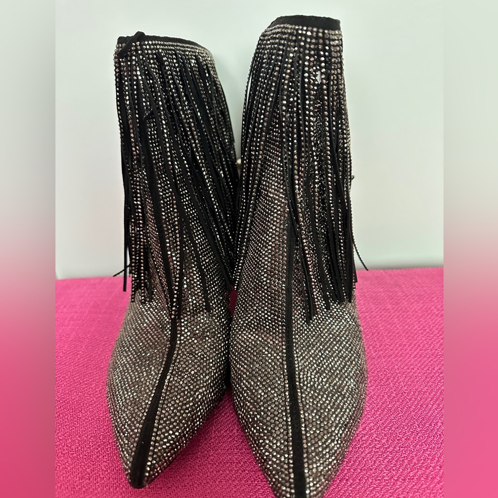 Shake , rattle and roll  in these fringe booties 🖤🖤💞💞